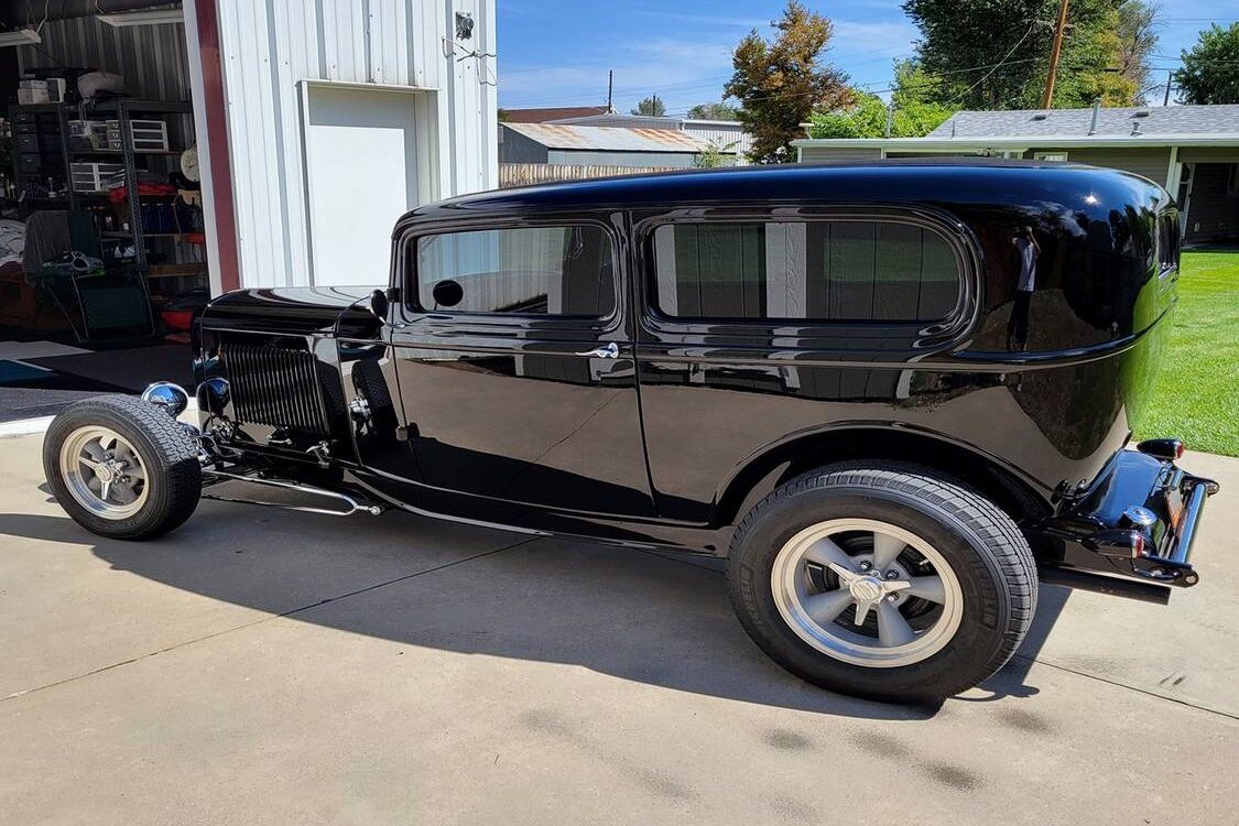 Ford-2-door-sedan-1932-1