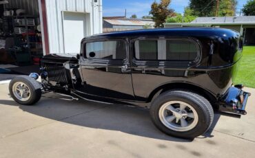 Ford-2-door-sedan-1932-1