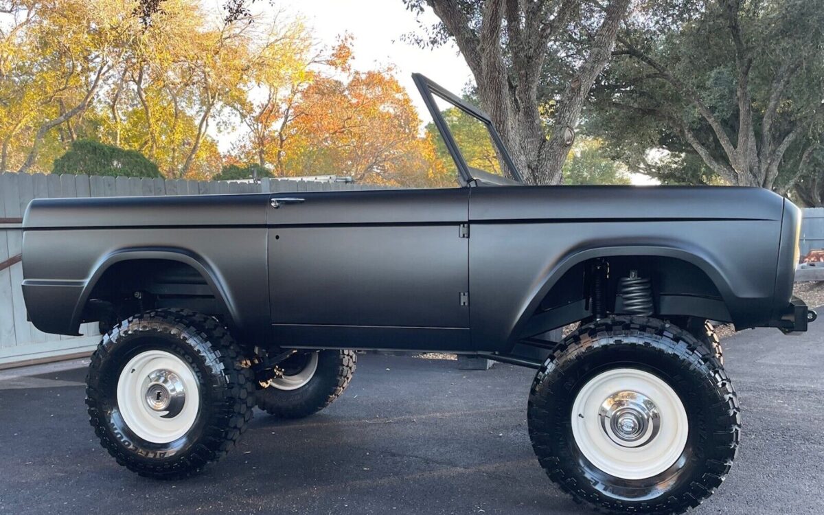 Ford-Bronco-1975-1