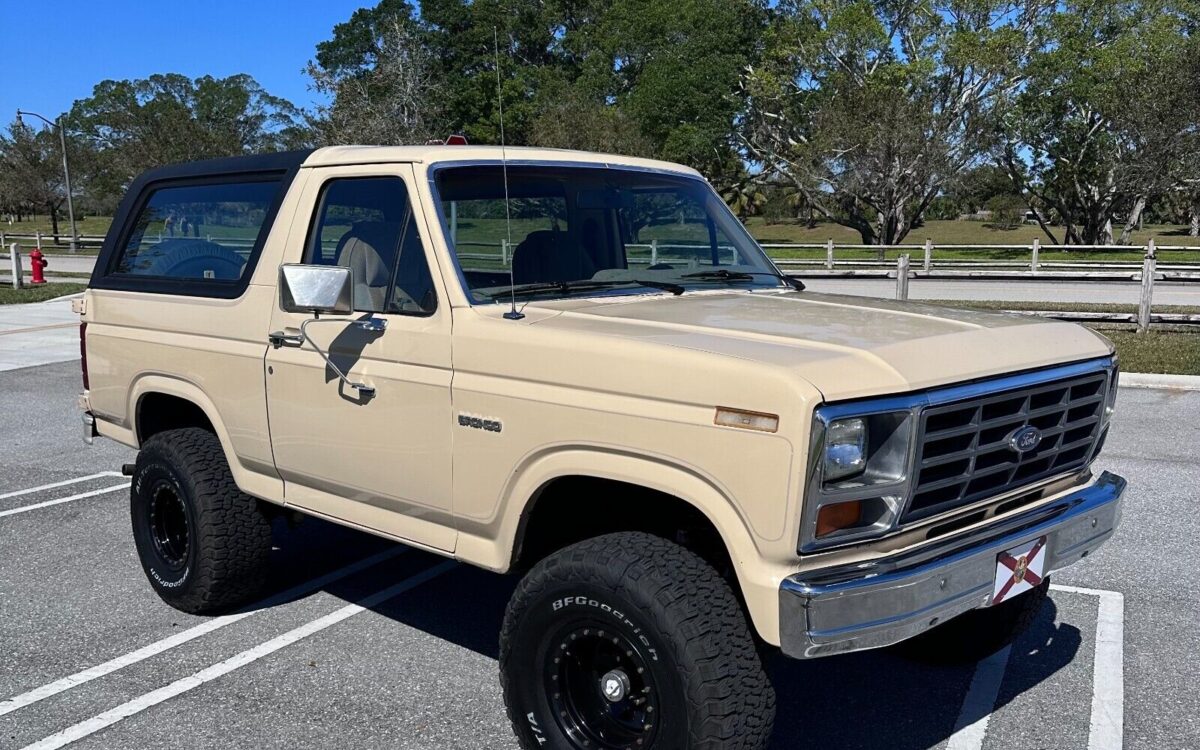 Ford Bronco SUV 1983