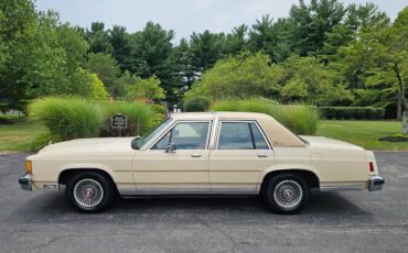 Ford-Crown-victoria-1986