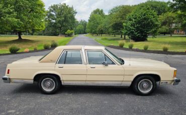 Ford-Crown-victoria-1986-4