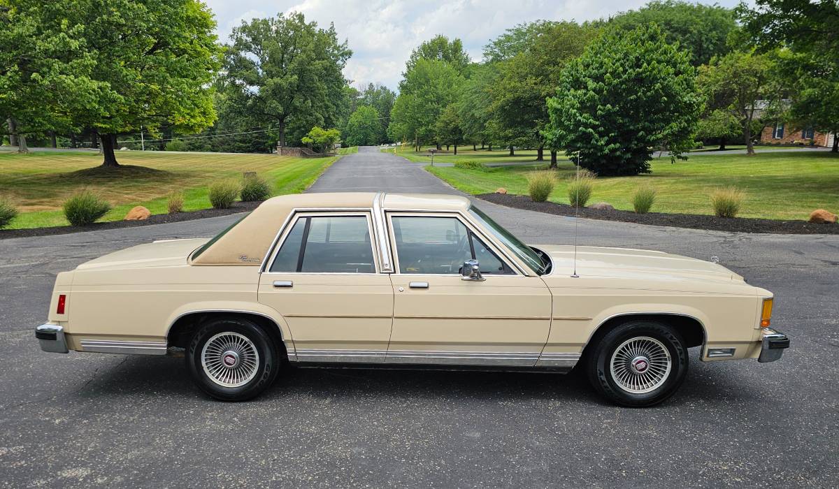 Ford-Crown-victoria-1986-4