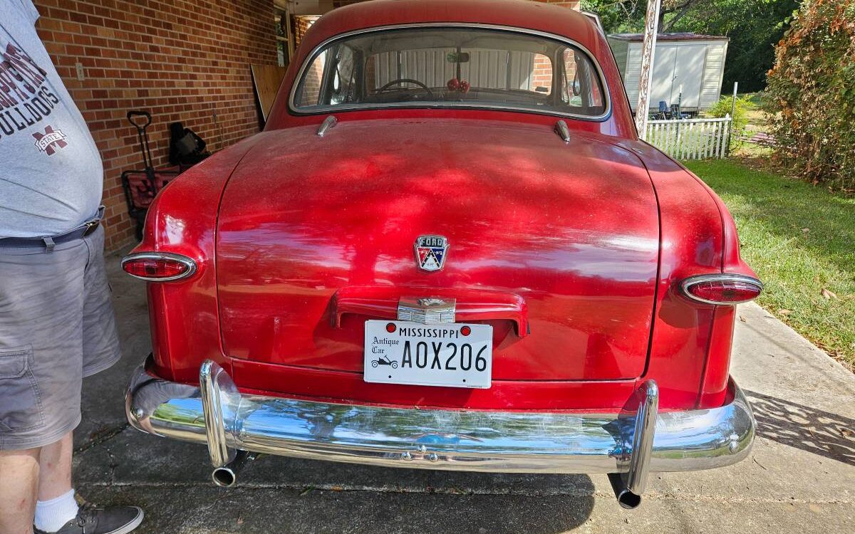 Ford-Custom-2-door-sedan-1950-10