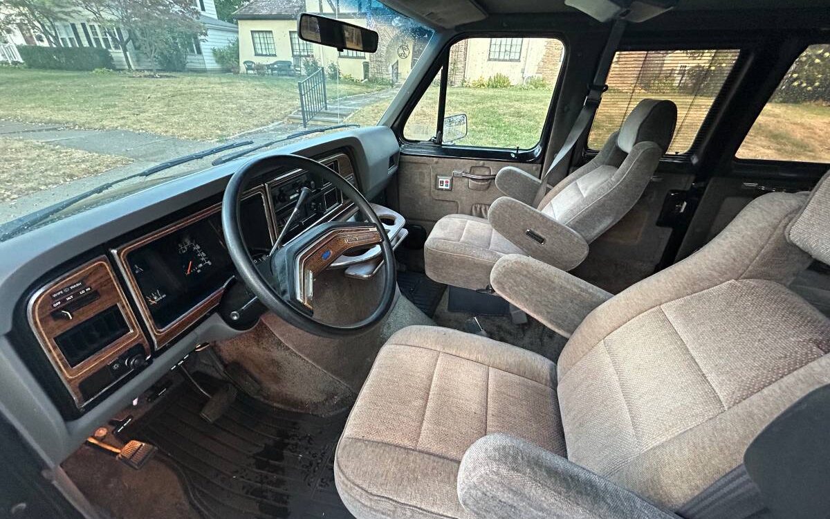 Ford-Econoline-e150-conversion-van-1988-9