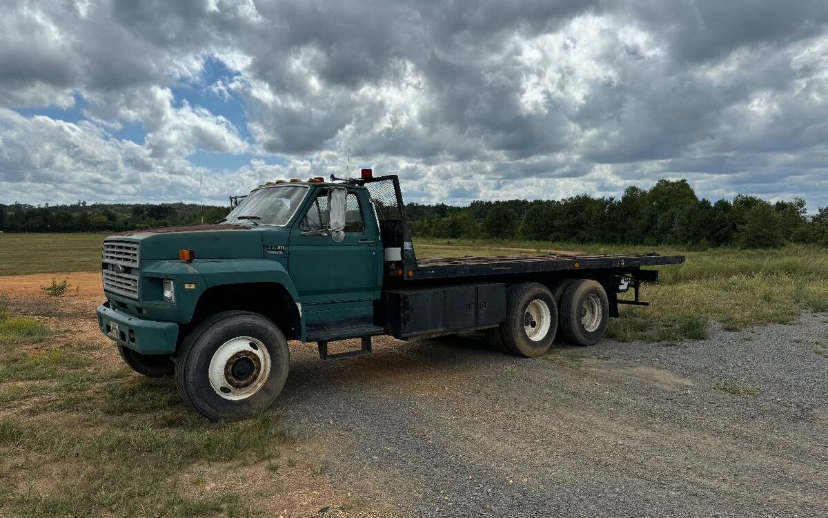 Ford-Ft8000-rollback-tow-truck-wrecker-diesel-1986