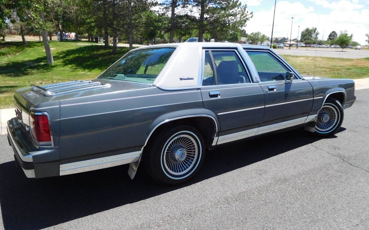 Ford-Ltd-crown-victoria-1988-22