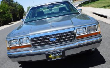 Ford-Ltd-crown-victoria-1988-4