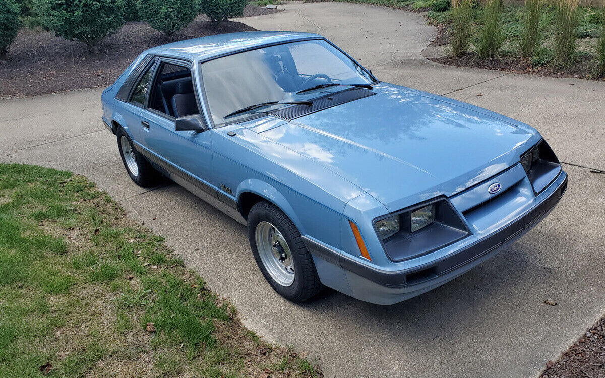 Ford-Mustang-Coupe-1985-1