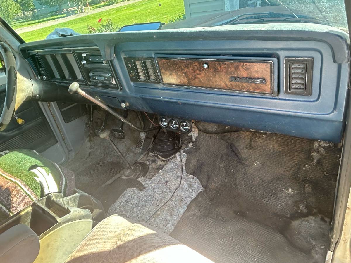 Ford-Ranger-150-4x4-1979-8