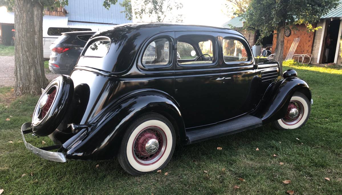 Ford-Sedan-1935-1