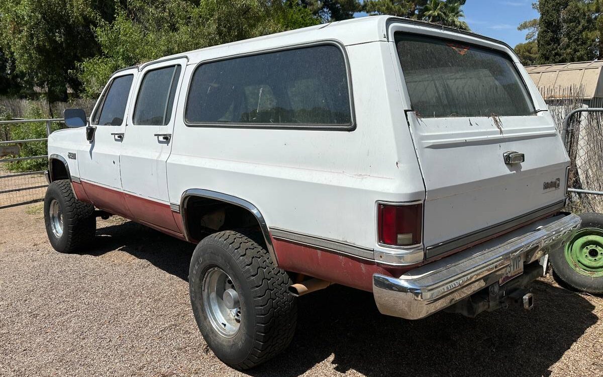 Gmc-Suburban-2500-4x4-sierra-classic-1984-3