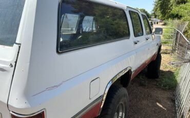 Gmc-Suburban-2500-4x4-sierra-classic-1984-4