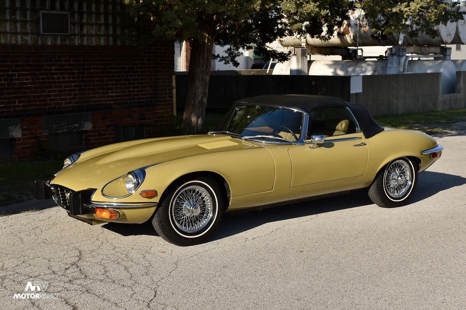 Jaguar-E-Type-1974-21