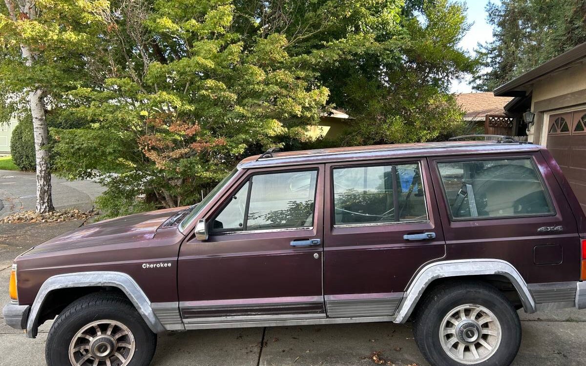 Jeep-Cherokee-laredo-1990