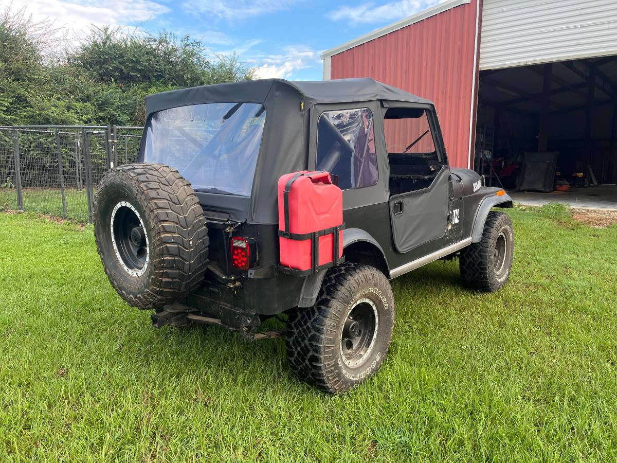 Jeep-Cj-7-1983-4