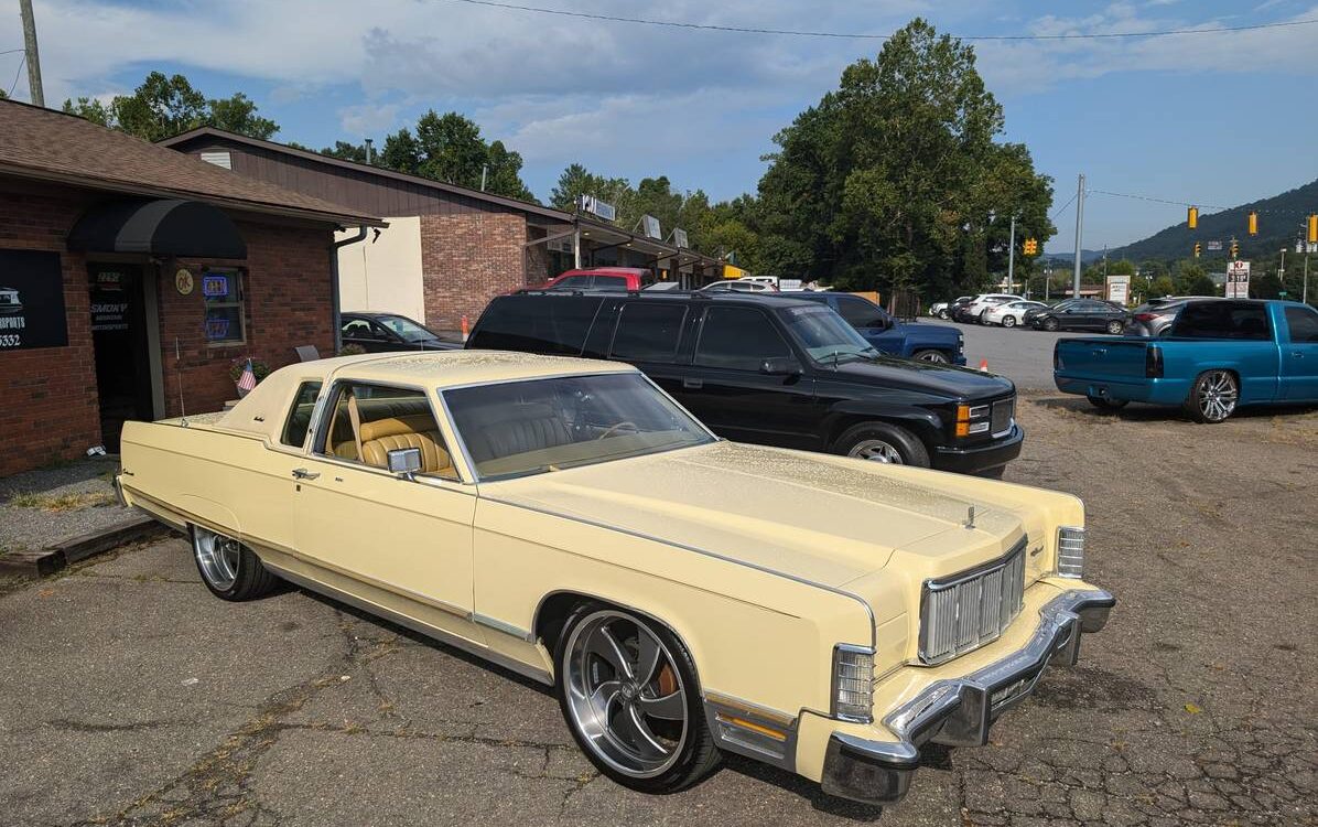 Lincoln-Continental-town-coupe-1976-1