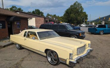 Lincoln-Continental-town-coupe-1976-1