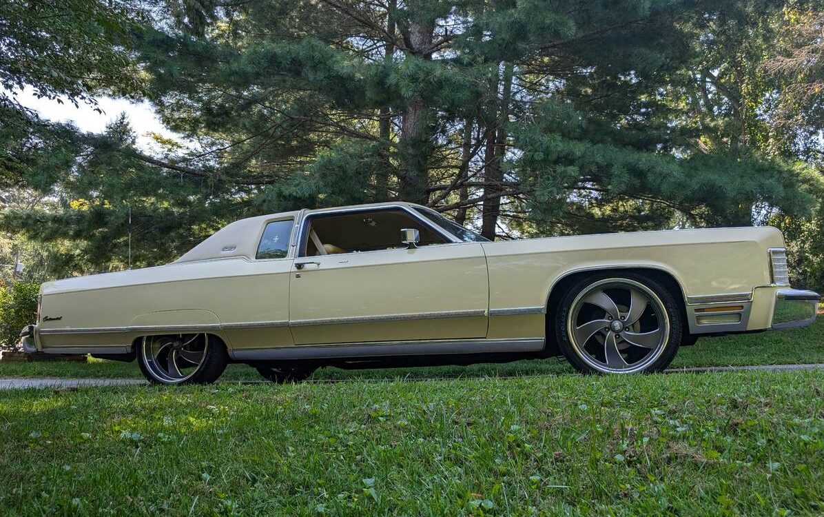 Lincoln-Continental-town-coupe-1976-2