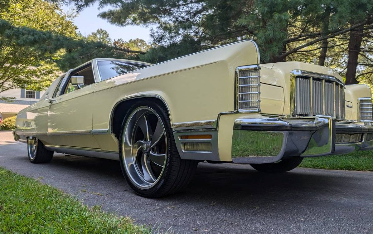 Lincoln-Continental-town-coupe-1976-3