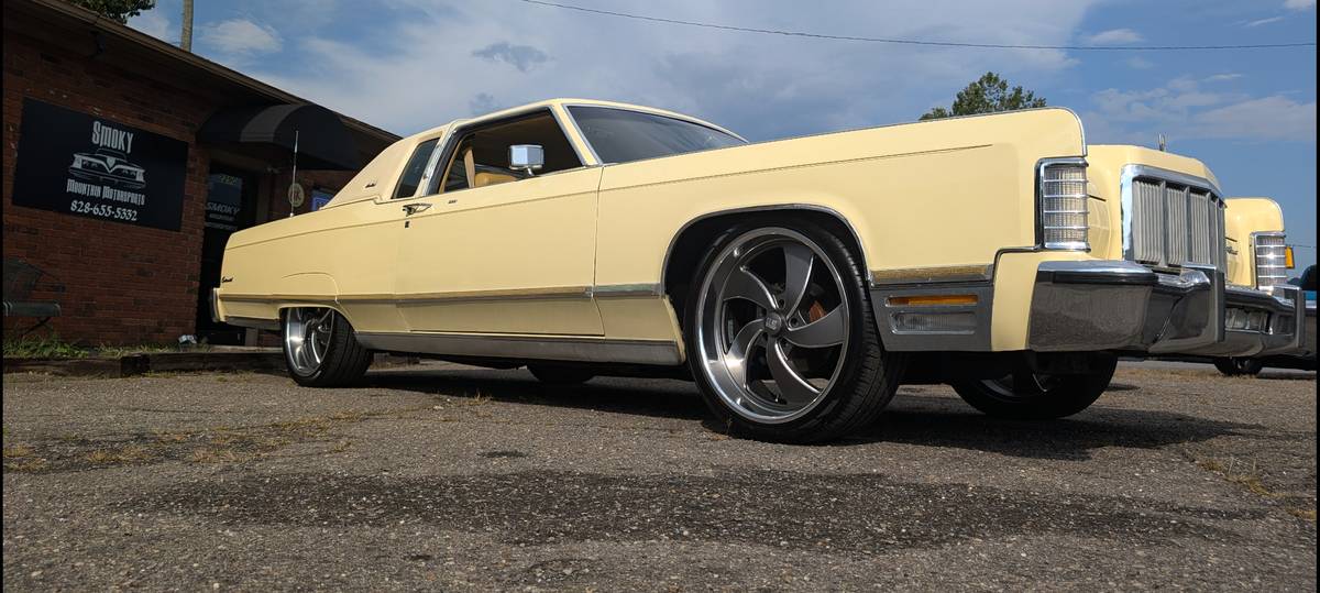 Lincoln-Continental-town-coupe-1976