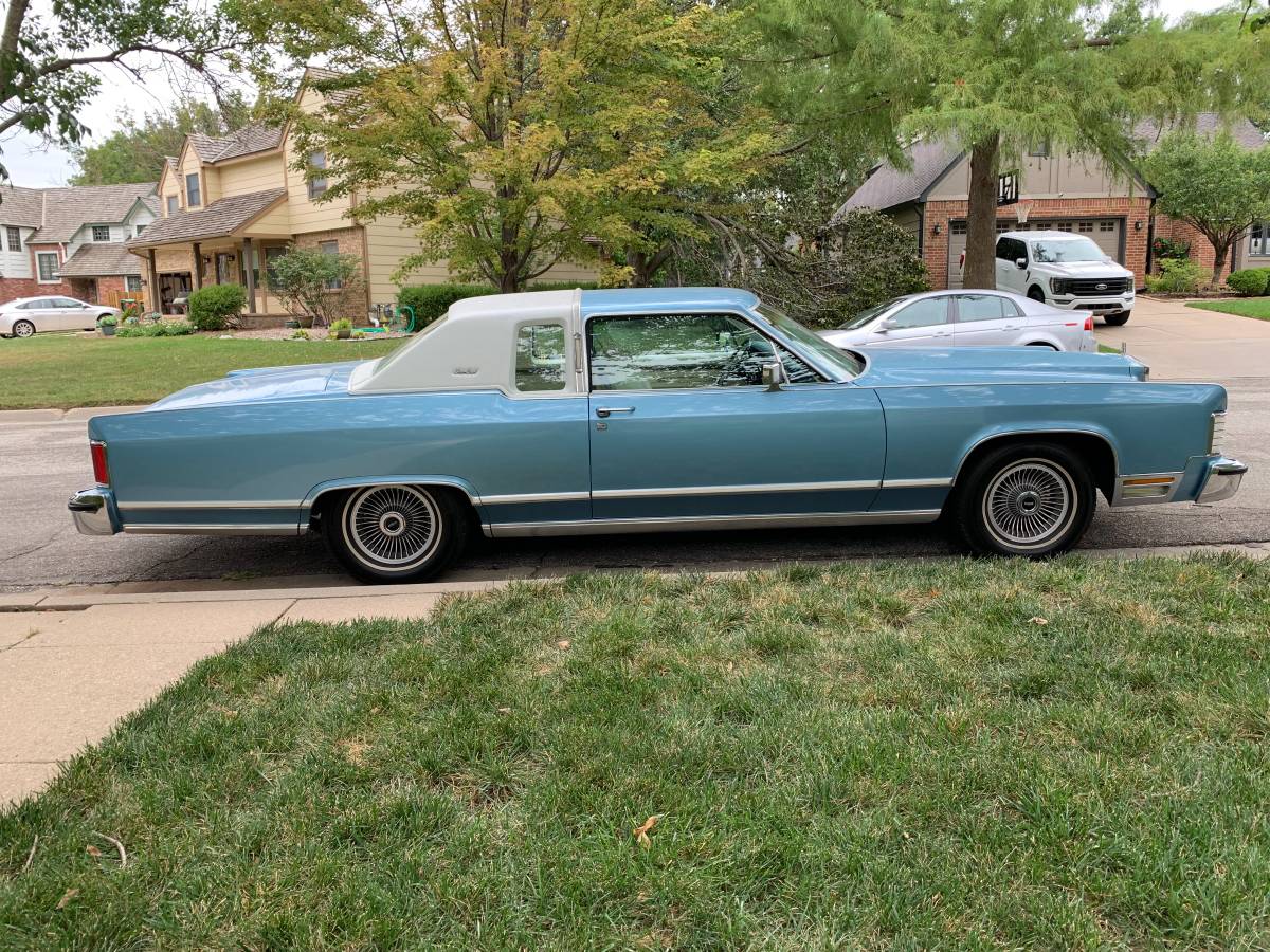 Lincoln-Continental-town-coupe-1978-1