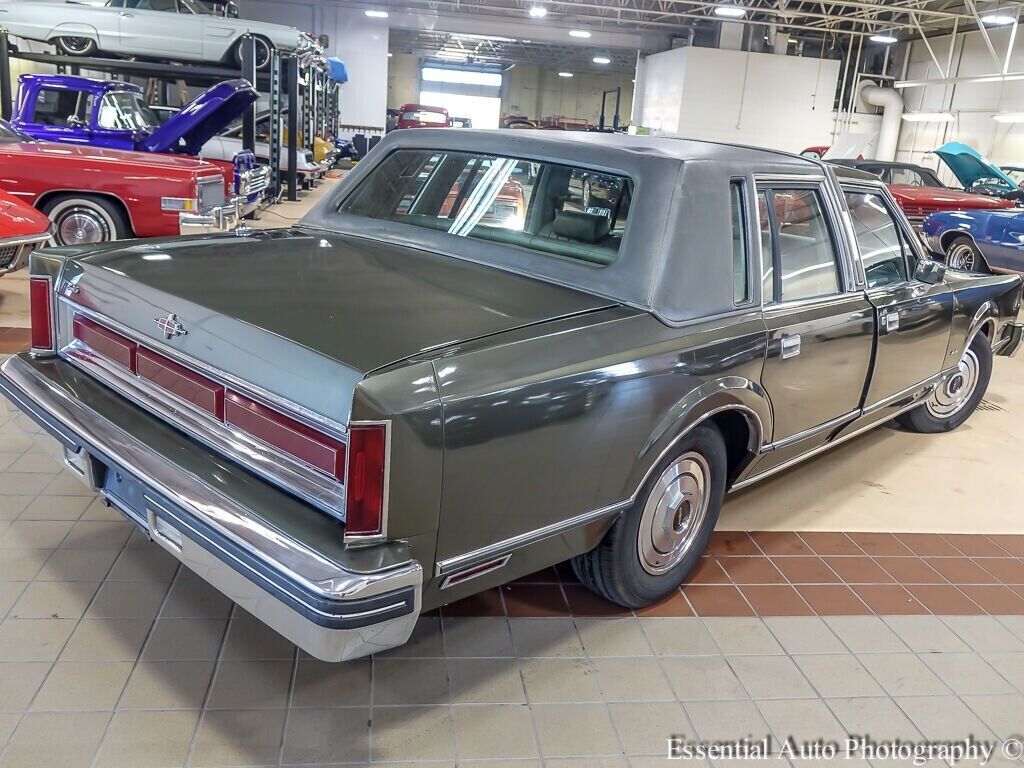 Lincoln-Town-Car-Berline-1984-10