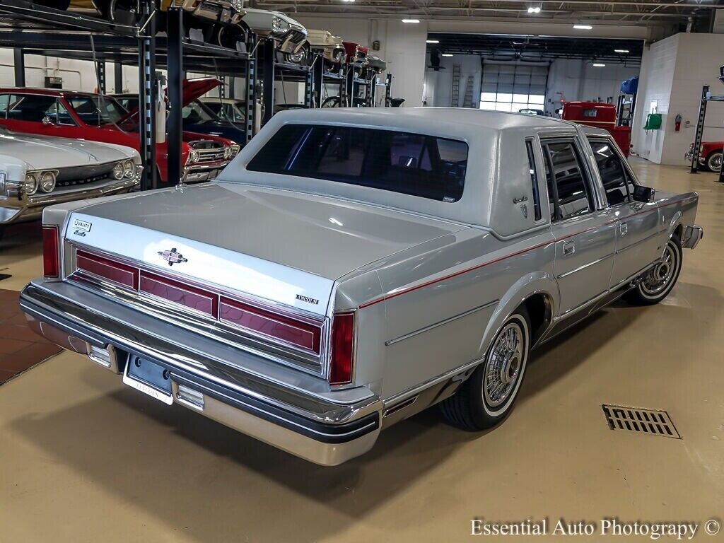 Lincoln-Town-Car-Berline-1984-10