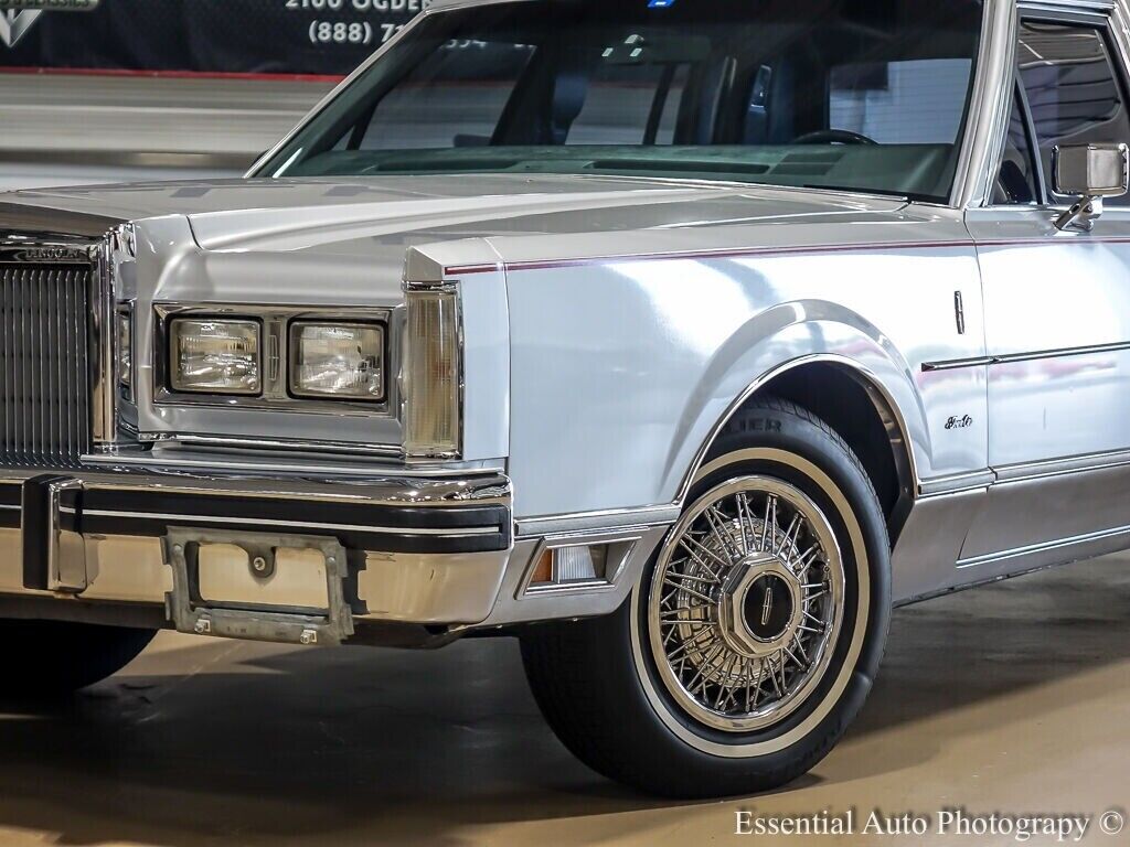 Lincoln-Town-Car-Berline-1984-3