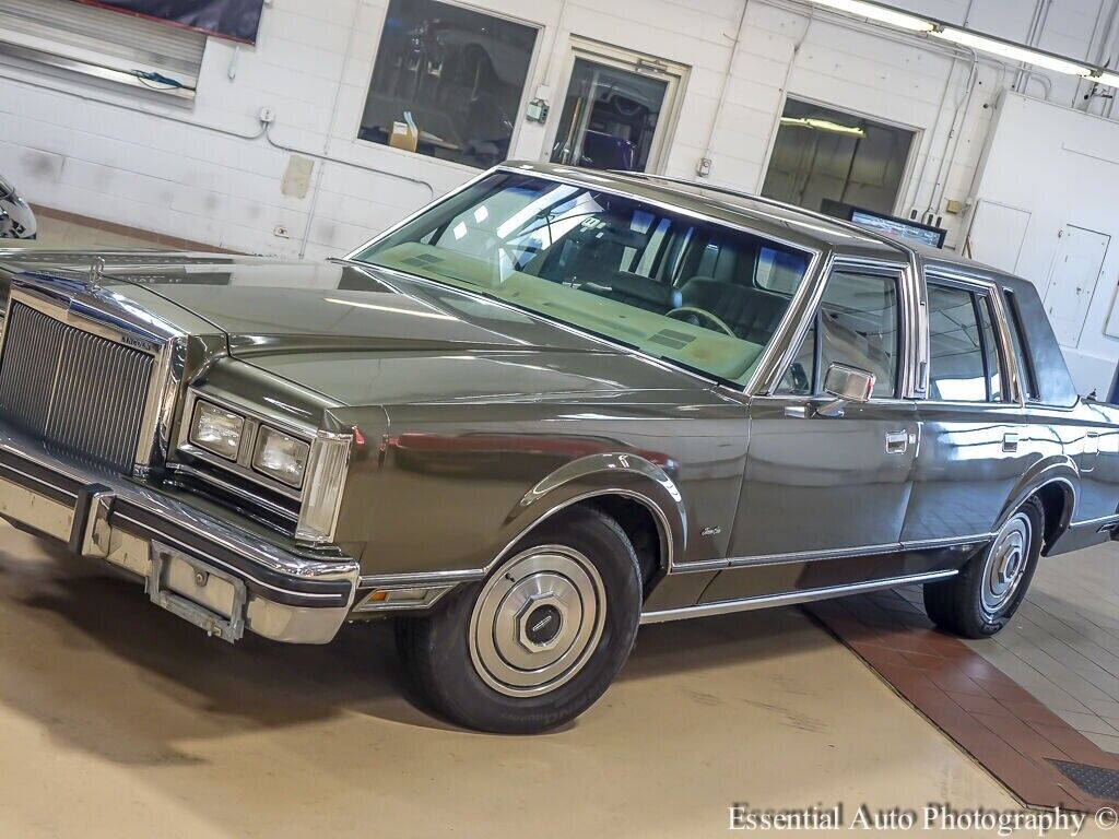 Lincoln-Town-Car-Berline-1984-4