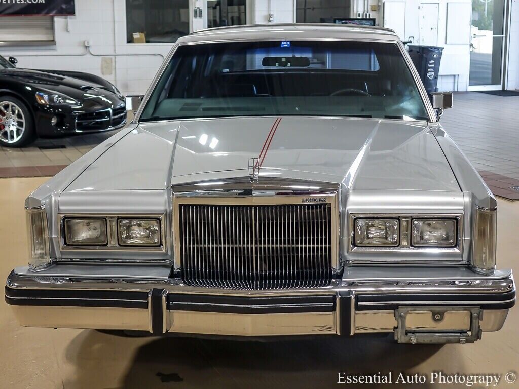 Lincoln-Town-Car-Berline-1984-5