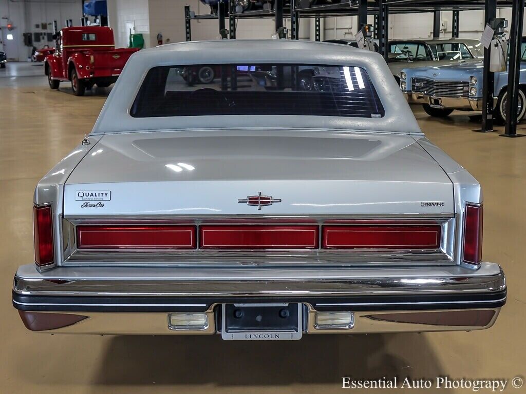 Lincoln-Town-Car-Berline-1984-7