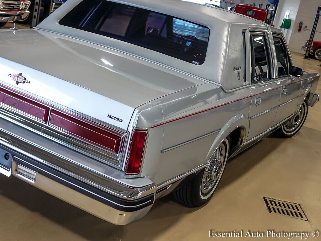 Lincoln-Town-Car-Berline-1984-8