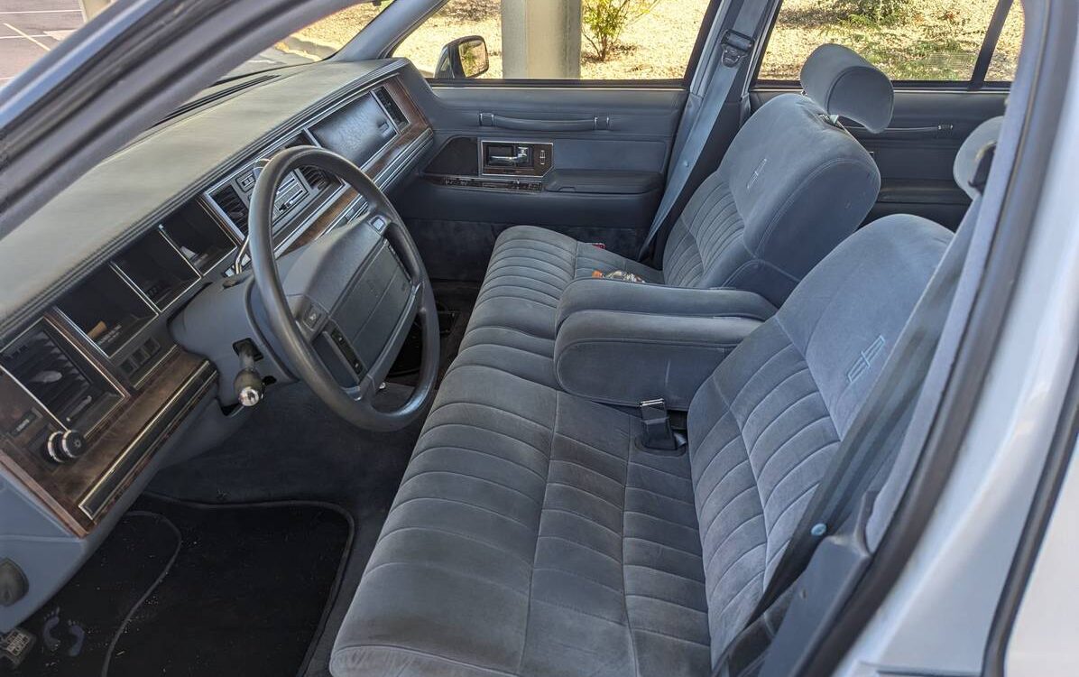 Lincoln-Town-car-1990-3