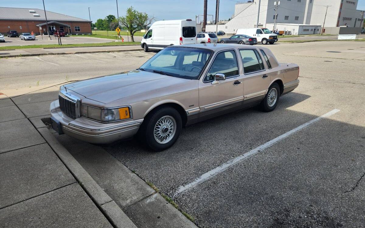 Lincoln-Town-car-1992-1