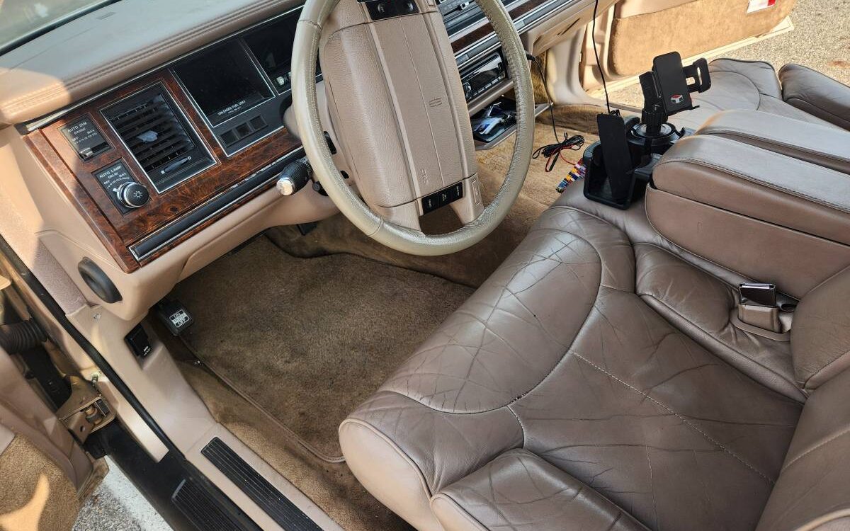 Lincoln-Town-car-1992-8