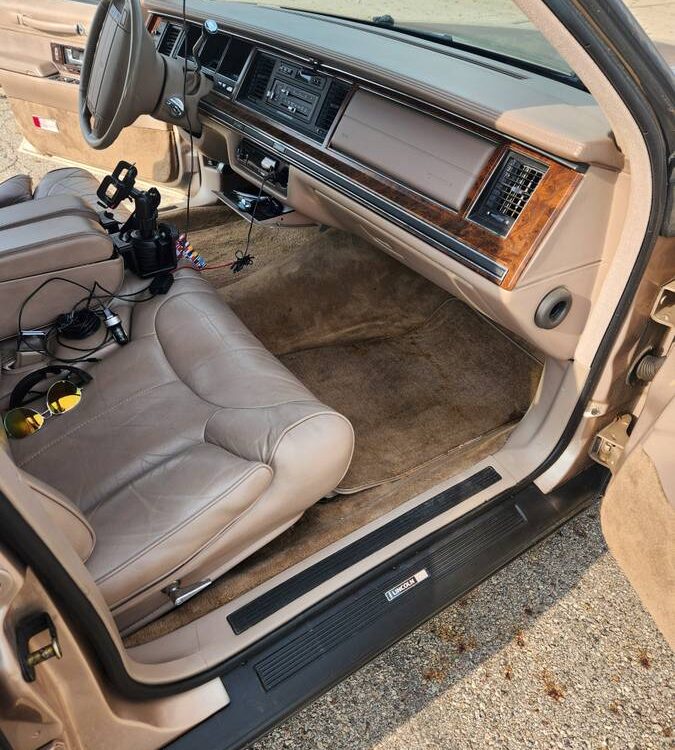 Lincoln-Town-car-1992-9