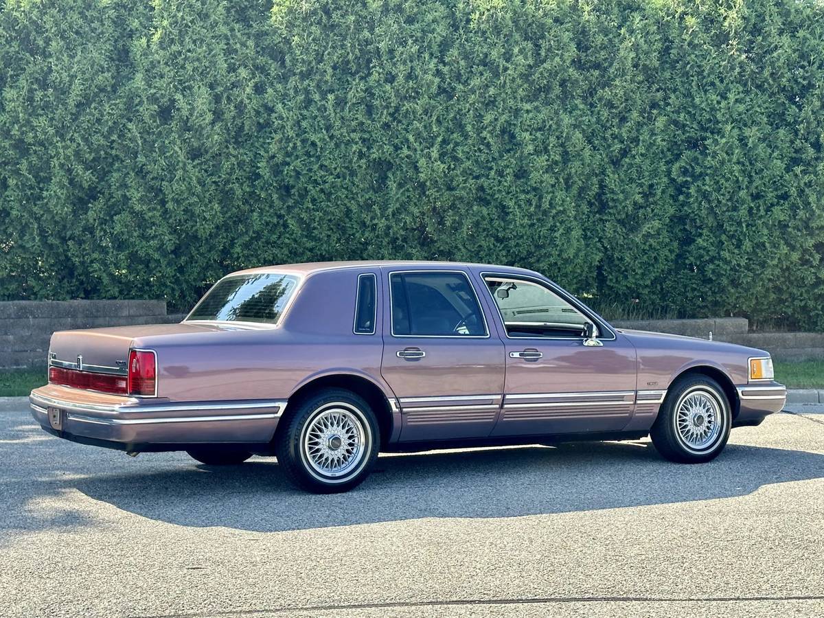 Lincoln-Town-car-executive-1994-1