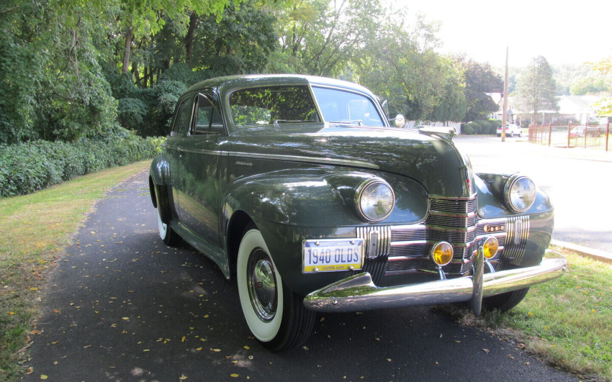 Oldsmobile-Custom-Cruiser-Berline-1940-1