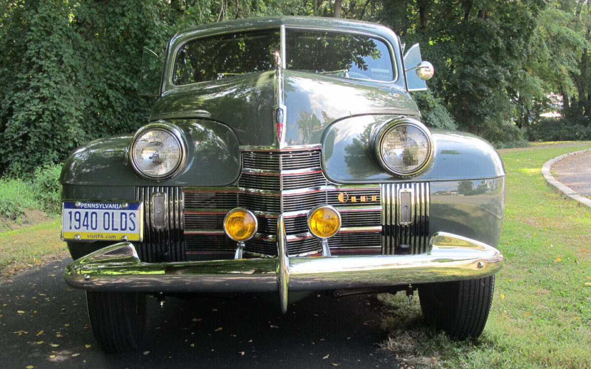 Oldsmobile-Custom-Cruiser-Berline-1940-2