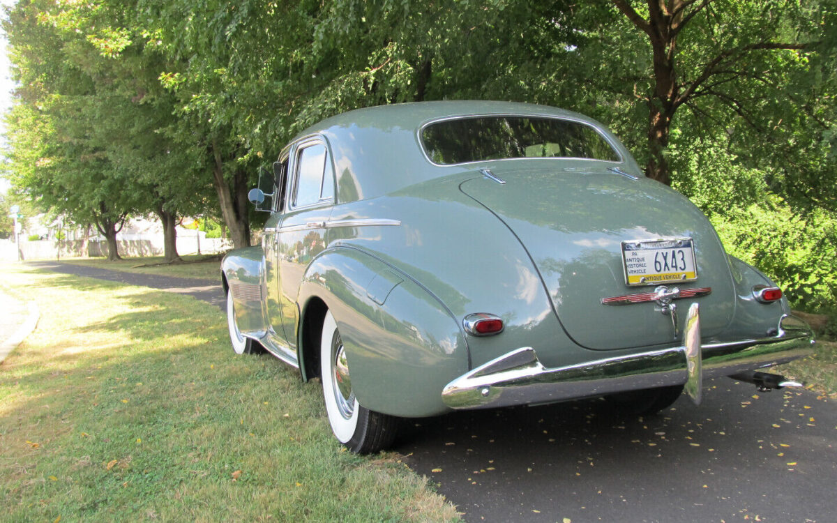 Oldsmobile-Custom-Cruiser-Berline-1940-3