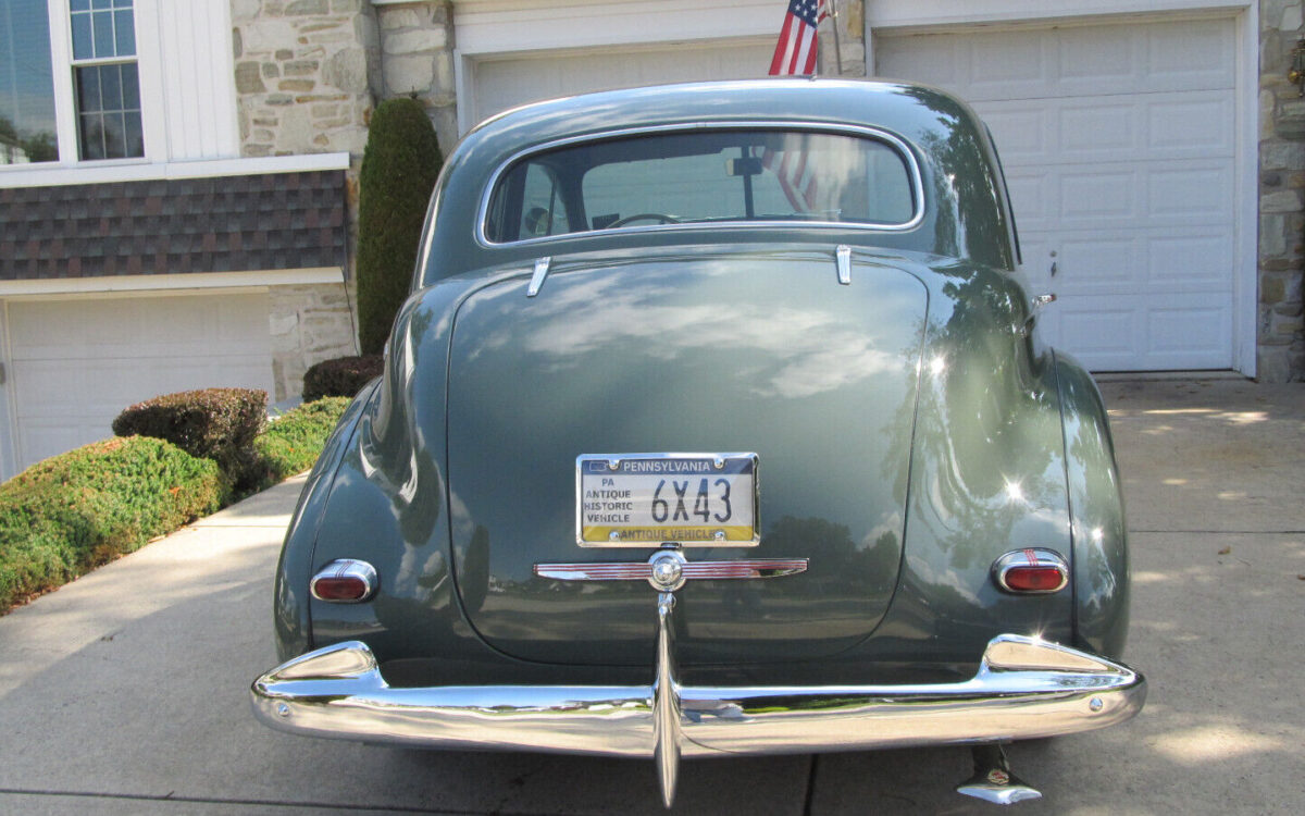 Oldsmobile-Custom-Cruiser-Berline-1940-7