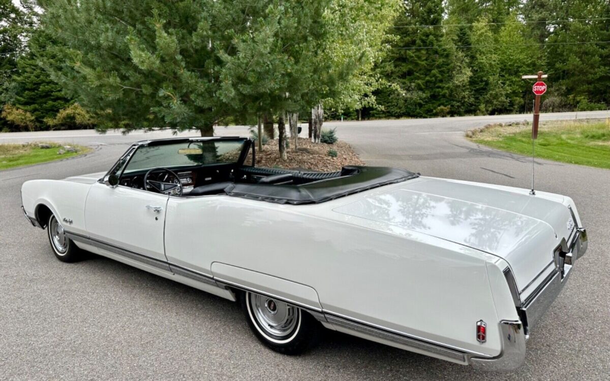 Oldsmobile-Ninety-Eight-Cabriolet-1968-13