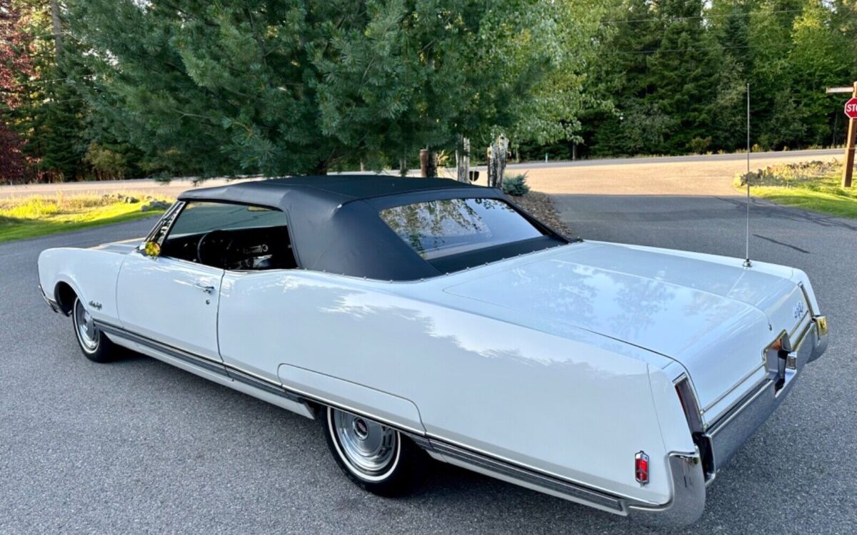 Oldsmobile-Ninety-Eight-Cabriolet-1968-26