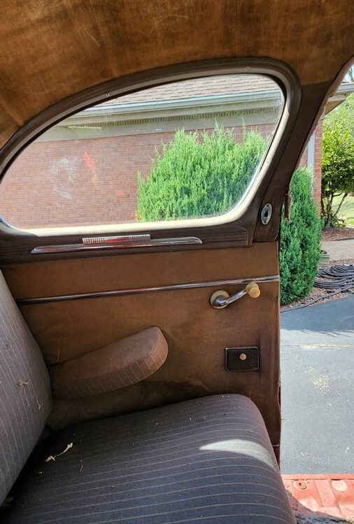 Plymouth-Coupe-1947-14