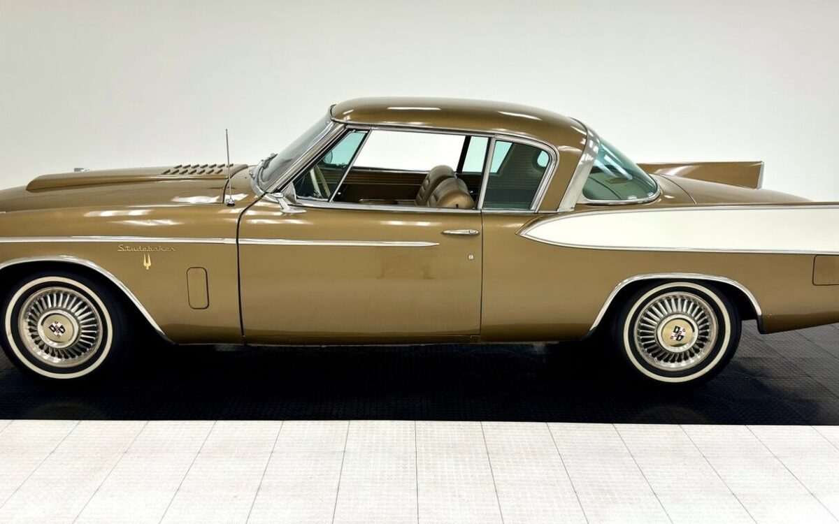 Studebaker-Golden-Hawk-1957-1