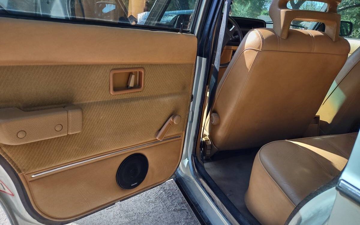 Volvo-240dl-wagon-1988-9