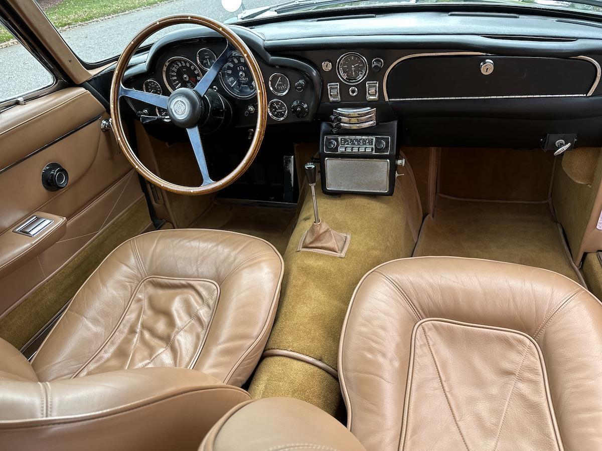 Aston-Martin-DB6-Coupe-1966-3