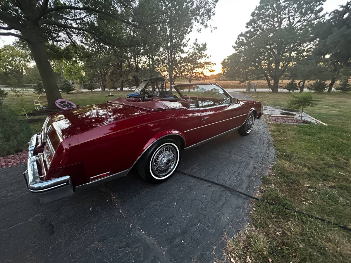 Buick-Riviera-1982-21