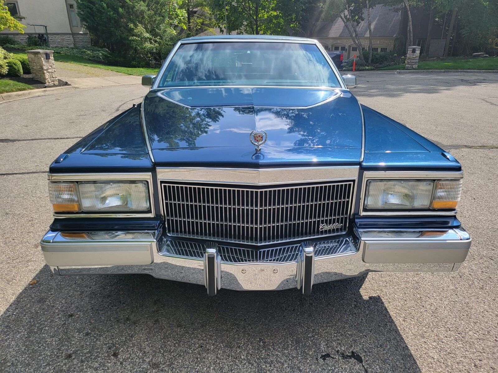 Cadillac-Brougham-Berline-1990-2